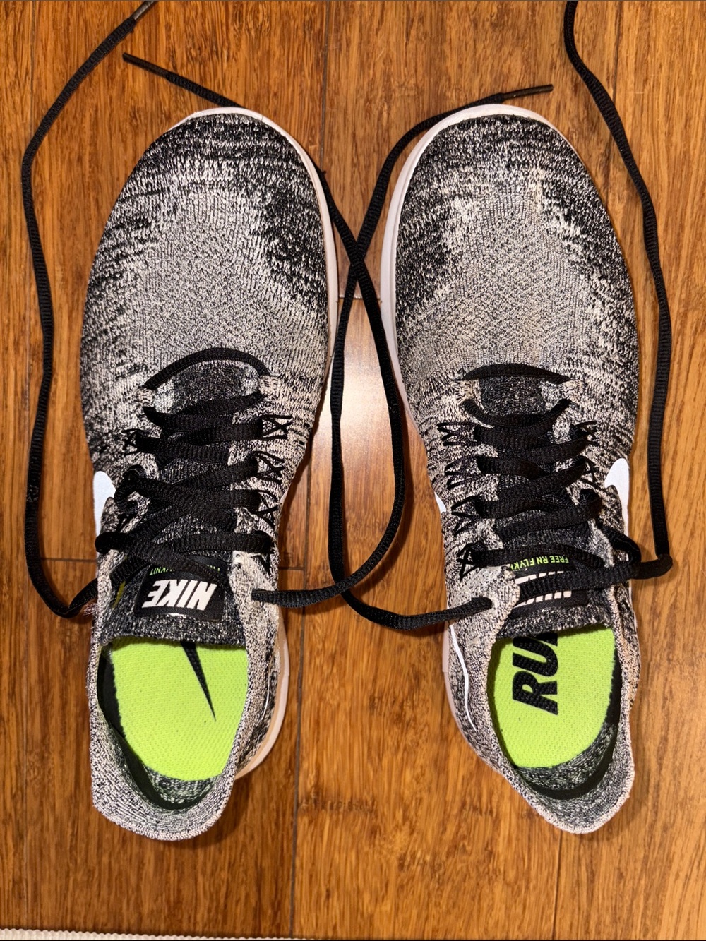 Nike women’s Black and Gray Knit Running Shoes size 8